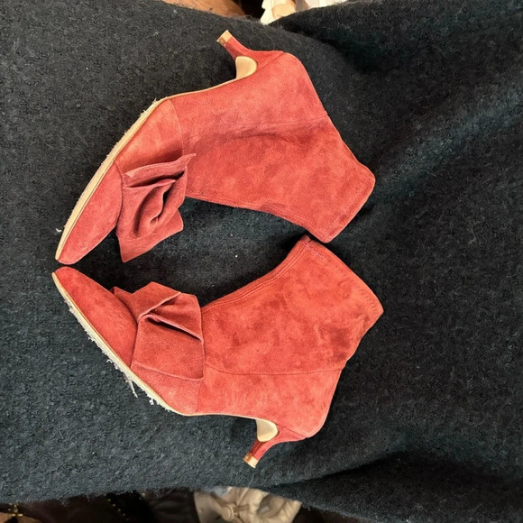 ZARA  Sz 38 Kitten Heel Pointy Toe Toe Cap Bow Suede Pull On Brick Red Booties - Picture 6 of 9